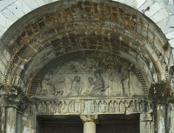 Tympan sculpté dans le marbre évoquant l'adoration des mages  Saint Bertrand y est représenté, assistant à la scène