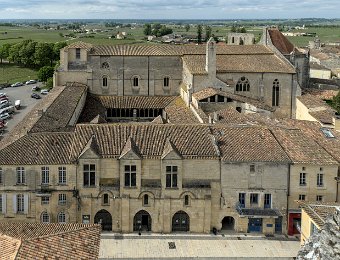 L'église collégiale et le cloître  Elle a été bâtie à partir du début du XIIè siècle (première pierre en 1110), transformée entre les XIIIè et XVè siècle et restaurée au XIXè siècle. Au 1er plan le bâtiment de l'office de tourisme