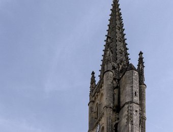 Le clocher de l'église monolithe  Le clocher a été construit entre le XIIè et le XVè siècle. Il comporte 196 marches. Point culminant de Saint Emilion, il offre des vues splendides sur le village et ses alentours