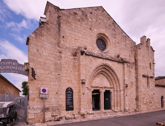 Façade de l'église du cloître des Cordeliers  Ce sont les vestiges du 1er couvent construit en dehors des murs de la ville. L'église donne accès à des caves creusées à 17 m de profondeur
