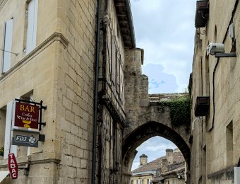 Porte de la Cadène  Ancienne porte qui doit son nom à la chaîne qui en bloquait l'accès