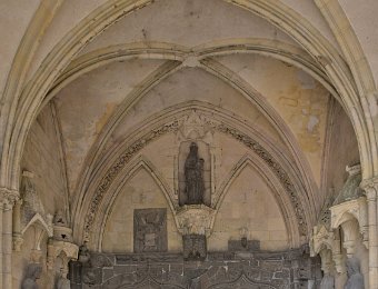 Le porche sud avec les statues du Christ, de la Vierge et de quelques apôtres (saint Jean, saint Simon, saint André et saint Pierre)