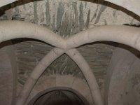 Voutes de la tribune  Les voutes de la tribune sont des voutes d'arête en schiste, les ogives en pierre ne servent que de couvre joint décoratif