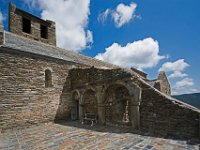 Ruines de la salle capitulaire et arcades de schiste