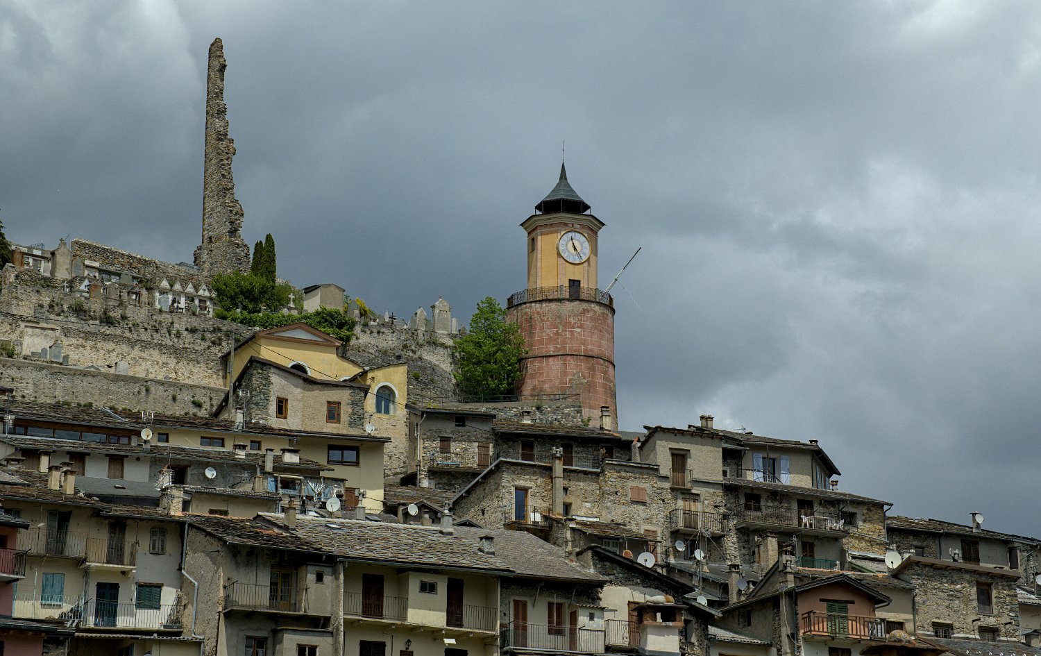 La tour de l'horloge et les vestiges du château