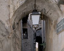 Escalier en partie sous voûtes  En raison de la topographie escarpée de Tende, les escaliers sont omniprésents dans le village. Ils permettent de relier les différentes parties du village, souvent situées à des hauteurs variées en raison de l'amphithéâtre naturel dans lequel Tende est implanté.