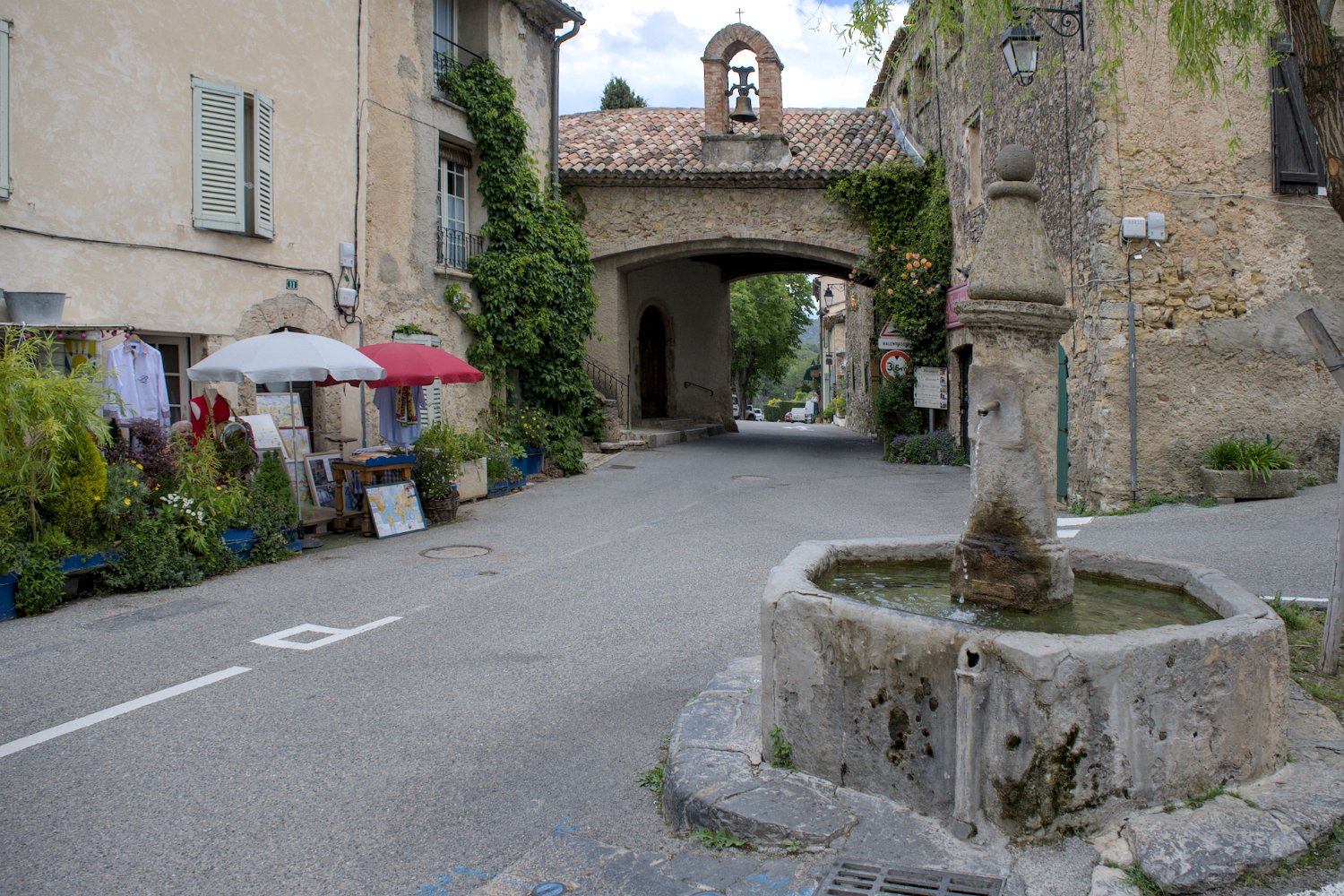 Eglise de la Sainte Trinité et entrée du vlillage