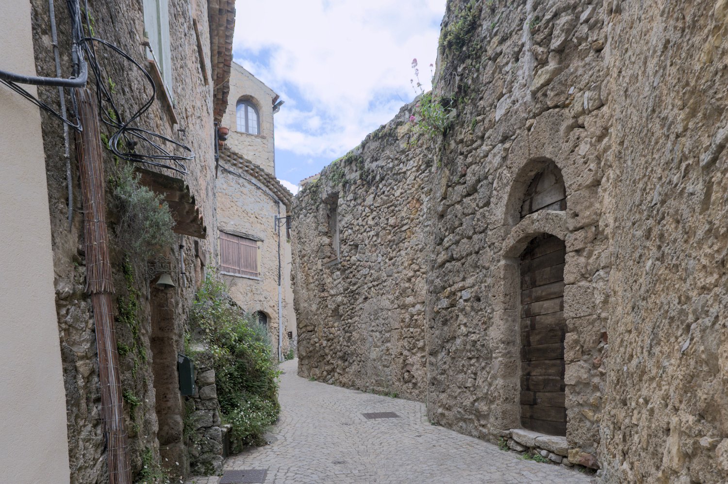 Ruelle et porte ancienne