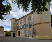 Le château municipal  Abrite la mairie et la poste