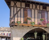 DSCF0294  Arcade de la place principale