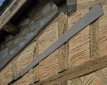 DSCF0311  Vieille scie sur un mur