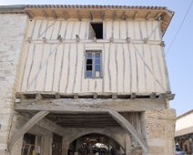 DSCF1354  Arcade de la place principale