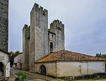 Le moulin fortifié  Le moulin est constitué d'un corps de logis carré de 15 m de côté. À chaque angle est disposée une tour carrée au sommet crénelé.