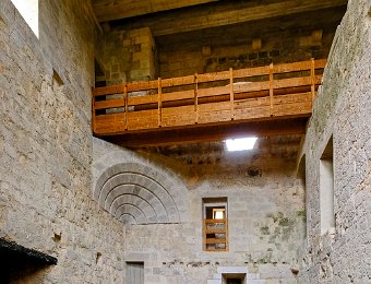 Coeur de logis  Le logis comprenait 4 étages (plus 2 dans les tours) déservis par d'étroits escaliers situés dans les murs.