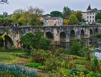 Le pont roman vu de l'aval l'aval  Le pont était très fréquenté par des commerçants utilisant des charrettes. Pour protéger les passants, des épis ont été aménagés vers l'aval pour créer des refuges, ceux installés vers l'amont étant destinés à briser le courant et à éviter l'accumulation des débris pendant les crues