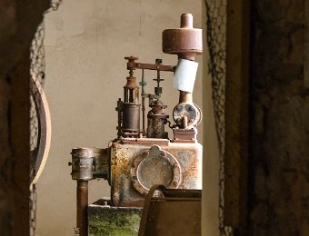 Vue de la salle des machines  Le moulin est racheté en 1848 par Antonin Bransoulié qui y installe une florissante minoterie exportant sa production de farine vers les Antilles, exportation rendue possible par un dispositif de séchage et de conservation (minots) qu'il inventa.