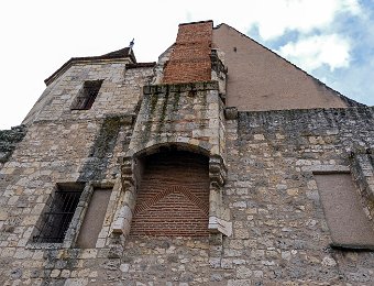 Le pignon de l'aile existante qui porte encore des vestiges de la partie détruite à la révolution française