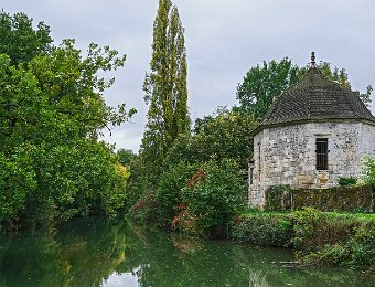 Les Bains du Roy  Ce pavillon octogonal a été construit au milieu du XVIe siècle à l'extrémité des jardins du Roy, au bord de la Baïse. C'est le seul bâtiment utilitaire des Jardins du Roy encore existant