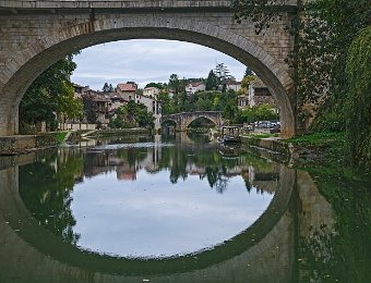 A l'entrée de Nérac  Le Pont Neuf de Nérac a été construit en 1837 à l'initiative du Baron Hausmann alors sous-préfet de Nérac. Sa construction a entraîné le surhaussement de la berge d’au moins 2 m et la démolition de certains éléments du château