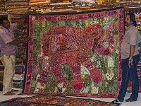 Présentation de tissus dans une coopérative à Jaisalmer  De nombreux types de tissus indiens -	Le batik : tissu peint -	Le tie anf dye : tissu teint de manière traditionnelle, spécialité du Rajasthan -	Le Dabu : tissu imprimé avec des blocs de bois sculptés à la main, répandu également au Rajasthan -	L’Ikat : le fil est teinté avant le tissage -	Le chandéri : toile très légère et très fragile destinée à la fabrication des saris -	Le madras : tissu de couleurs vives fabriqué à partir de fibres de bananier, de coton et de soie -	Le Hhadi : tissu de coton ou de laine, symbole utilisé par Gandhi pour promouvoir l’économie rurale de l’Inde -	Le Kalamkari : toile de coton peinte à la main avec des teintures  végétales -	Le pashmina : tissu fait de poils de chèvre, meilleure qualité du cachemire -	Le pathu : tissu fait d’un mélange de coton et de poils de chèvre