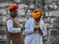 Turbans  Le turban est une pièce essentielle du costume masculin traditionnel, notamment au Rajasthan. Il a bien d’autres usages que  de servir d’ornement ou de protéger du soleil : tapis de sol, oreiller pour la sieste, corde, voire filtre à eau dans les régions arides. Les couleurs vives des turbans du Rajasthan permettaient aux hommes d’être plus facilement repérables dans le désert du Thar. La couleur et le nouage du turban informent sur la profession, la condition sociale, la case, la religion, la situation matrimoniale de celui qui le porte.