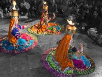 Robes de danseuses  Quand elles sont réformées, les robes des danseuses sont recyclées en magnifiques patchworks.