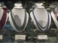 Colliers de pierres précieuses