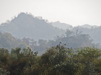 Monts Aravalli du côté de Ranakpur  Les monts Aravalli sont une chaîne de montagnes de faibles hauteur, qui traversent le Rajasthan du nord-est au sud-ouest sur 700 km. Leur altitude modeste est suffisante pour bloquer, d’un côté, les pluies de la mousson et, de l’autre, les vents de sable du désert de Thar. La partie la plus élevée se trouve au sud, entre Udaipur et Mont Abu, où culmine le mont Guru Shikhar à 1 722 m.