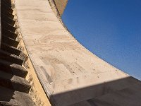 Le grand Samrat Yantra - graduations sur les arcs latéraux et lecture de l'heure à partir de l'ombre  Une astuce utilisant une aiguille permettait une lecture précise de l'heure malgré la diffraction de l'ombre sur les graduations