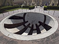 Le Jai Prakash Yantra  Cet instrument permet de suivre la course du soleil dans le zodiaque. Le petit disque percé suspendu au centre donne une image du soleil sur les plaques de marbre finement gravées.Chaque portion blanche correspond à une heure d'observation (il y a un 2ème instrument qui compense les "trou" de cette sphère). Les intervalles entre les portions permettaient à l'observateur une vision plus précise. Sous les plaques, des gradins permettaient de s'asseoir pour être plus à l'aise.