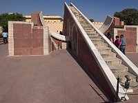 Le petit Samrat Yantra  On distingue les deux arcs latéraux gradués sur lesquels se lisait l'heure
