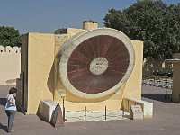 Le Nadivalaya Yantra (cadran solaire face sud)  Il est composé de deux quadrans posés dos à dos, un pour l'heure d'hiver et l'autre pour l'heure d'été. Ils sont placés dans le plan de l'équateur céleste