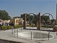 Le Raja Yantra  Il est constitué de deux disques  projetant une ombre sur la demi coupole au sol indiquant une position. Il sert de carte céleste