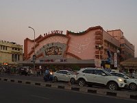Le Raj Mandir dans sa rue  A la jonction entre Bhagwan Das Road et Mirza Ismail Road