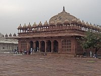 Grande cour de la mosquée - Tombeau d'Islam Khan  Le tombeau d'Islam Khan est un bâtiment en grès rouge surmonté d'un dôme et de trente-six petits kiosques en forme de dôme ou chattris. Le bâtiment contient un certain nombre de tombes des descendants masculins du saint.