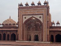 La Jama Masjid (Grande Mosquée).  La porte, Buland Darwaza , mesure 54 m de haut
