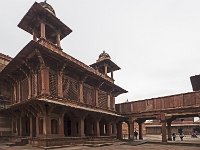 Jodha Bai Mahal - Ature entrée  Le passage couvert était autrefois fermé avec des claustras de pierre. Il permettait  aux femme d'accéder au palais sans être vues de l'extérieur