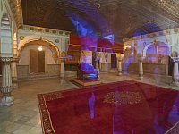 Karam Mahal - hall des audiences publiques  Désolé, vu à travers une vitre. Le store rouge est un système de ventilation qui était manoeuvré à la main