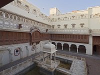 Le bassin et le trône en marbre blanc de Carrare  Au centre l'endroit où se tenait le maharaja