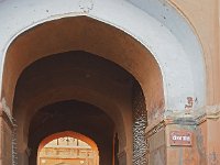 Première porte d'entrée du fort (Suraj Parol)  Les pointes en métal à mi hauteur sur la porte étaient destinées à empécher les éléphants de charger