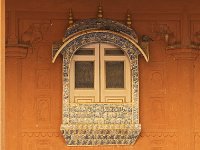 Fenêtre bordée de mosaïque bleue