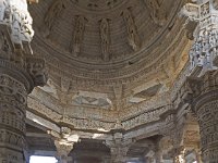 Sanctuaire central et vue sur la coupole et ses piliers  Ce sanctuaire central est appelé Mila Prasada