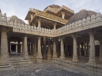Vue sur l'architecture extérieure depuis le cloître
