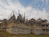 Autre côté du temple  Le temple a une structure grossièrement carrée de 60 x 62 m de côté