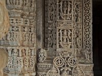 Détail des sculptures sur un pilier  Représente Vimalanatha, 13ème jain Tirthankatra de l'époque actuelle. Selon les croyances de Jain, il est devenu un siddha , une âme libérée qui a détruit tout son karma
