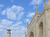 Un des 4 minarets et la porte principale  Ils font 40m de haut  et sont légèrement inclinés vers l'extérieur de manière à chuter dans la direction opposée au tombeau en cas de tremblement de terre