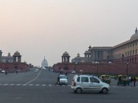 Avenue dans New Delhi et bâtiments officiels  New Delhi est une ville nouvelle créée au début du XXe siècle par les Britanniques qui ont voulu déplacer la capitale de l'empire britannique de Calcutta  vers une position plus centrale et symbolique.