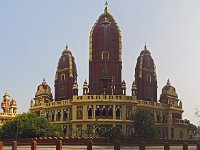 Birla Mandir (temple de Laxminarayan)-vue d'ensemble  Birla Mandir est un terme générique qui désigne différents temples hindous construits par la famille Birla à travers l'Inde. Delhi possède l'un d'entre eux,  dont la construction a commencé en 1933,et qui  est dédié à Laxminarayan (qui se réfère au dieu Vishnu)
