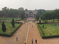 Tombe de Humayun- panoramique du site  La tombe de Humayun  est un ensemble d'architecture moghole, en fait une véritable nécropole. Le site  abrite la tombe de l'empereur Humayun et celles de sa famille : ses femmes Biga Begum et Hamida Begum ainsi que de Dara Shikoh, son arrière-arrière-petit-fils.De nombreux autres empereurs moghols y sont également enterrés.