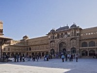 La cour supérieure, la porte de Danesh à droite et le Diwan-i-Aam à gauche